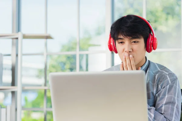 Азіатський Молодий Бізнесмен Щасливий Червоними Навушниками Які Він Сидить Робочому — стокове фото