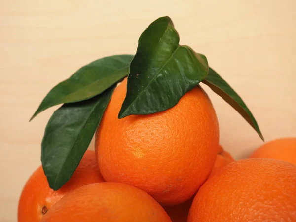 白色背景上新鲜成熟的橘子 — 图库照片