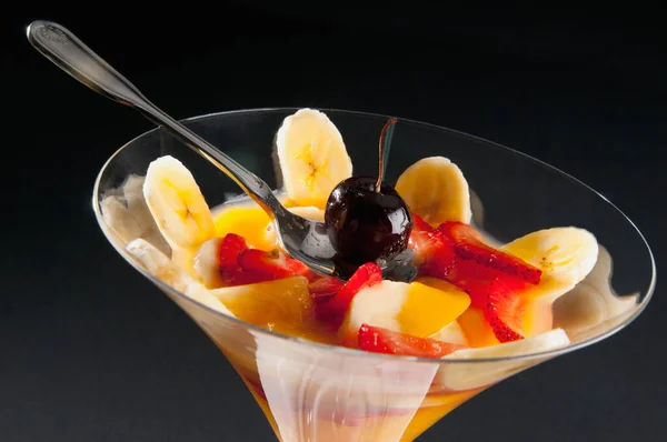 Nahaufnahme Von Köstlichem Dessert Mit Früchten Und Beeren — Stockfoto