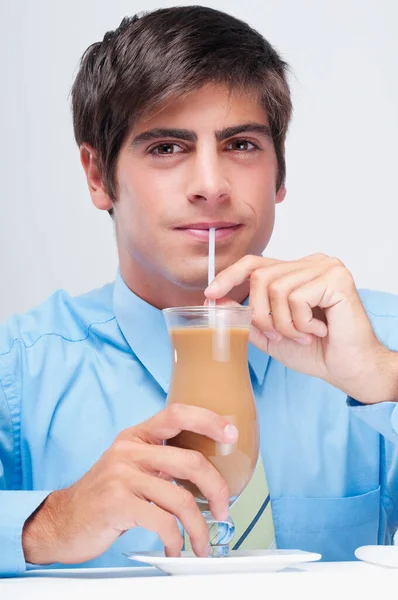 Jonge Man Die Een Glas Sap Drinkt — Stockfoto