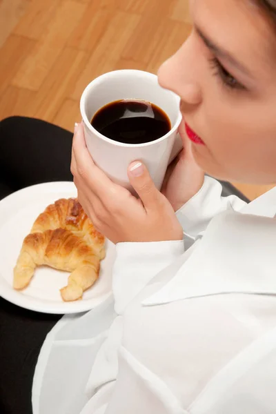 Mulher Bonita Com Xícara Café Croissant Cama — Fotografia de Stock
