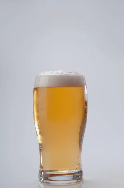 Copo Cerveja Com Espuma Fundo Branco — Fotografia de Stock