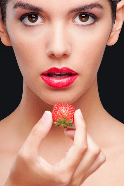 Vacker Ung Kvinna Med Röda Läppar Och Färska Jordgubbar — Stockfoto