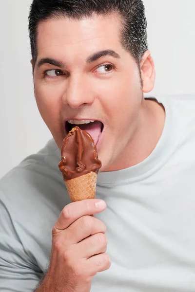 Jovem Comendo Sorvete Chocolate — Fotografia de Stock