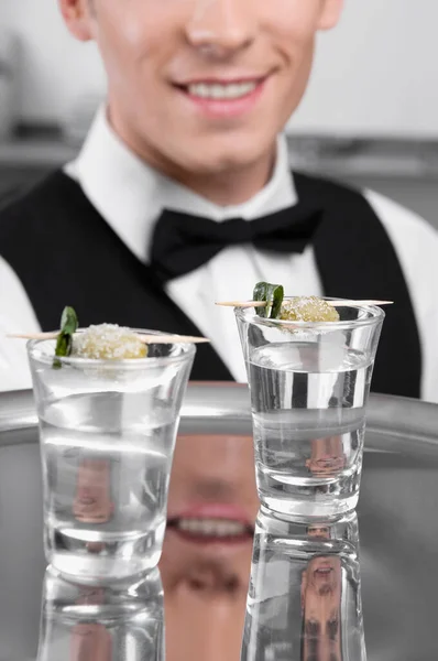 Kokteyl Bardağı Beyaz Arka Planda Sıvı Olan Barmen — Stok fotoğraf