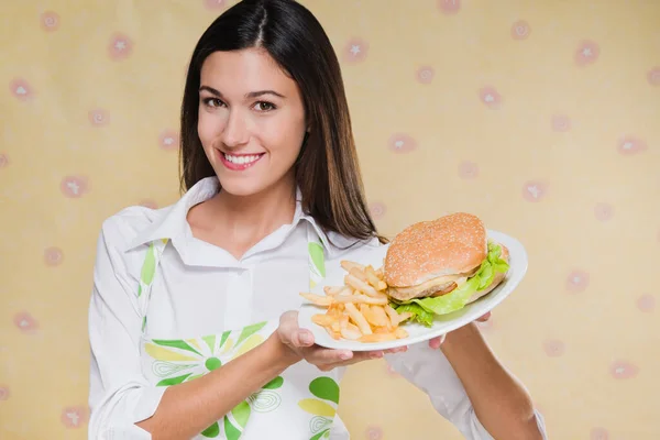 Jonge Vrouw Eet Hamburger Met Hamburger Groenten — Stockfoto