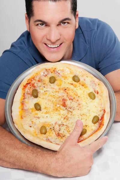 Portrét Usmívajícího Mladého Muže Držícího Pizzu — Stock fotografie