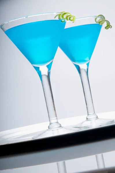 Cocktail Com Fundo Azul Branco — Fotografia de Stock