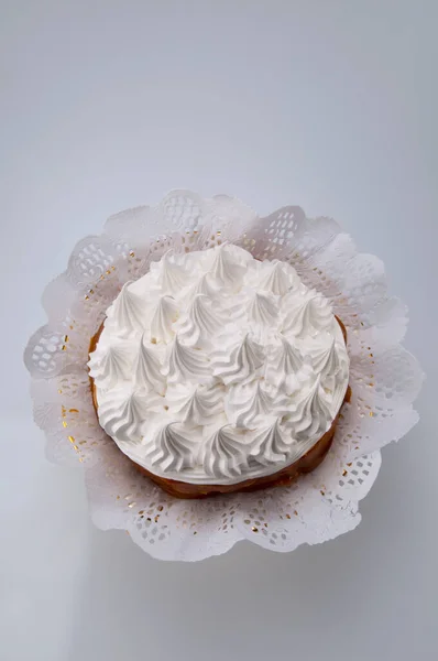Λευκό Κέικ Κρέμα Και Μαρέγκα Ένα Πιάτο — Φωτογραφία Αρχείου