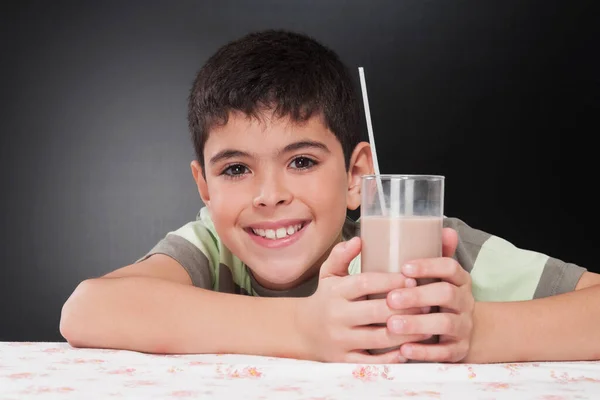 Kleiner Junge Mit Einem Glas Milch Und Einer Tasse Tee — Stockfoto