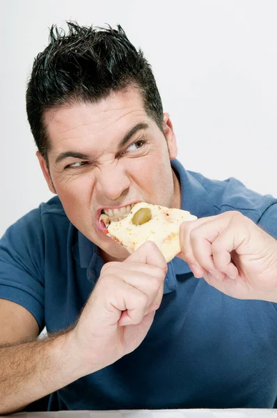 Homem Comendo Pizza Com Alimentos Não Saudáveis — Fotografia de Stock