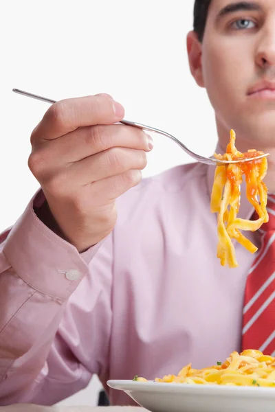 Ung Kvinna Äter Spaghetti Med Gaffel Och Sked — Stockfoto