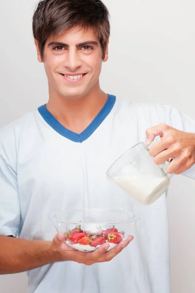 Jeune Homme Avec Verre Lait Une Bouteille Jus — Photo