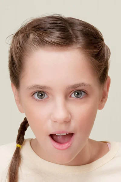 Retrato Uma Menina Bonito Com Rosto Surpreso — Fotografia de Stock