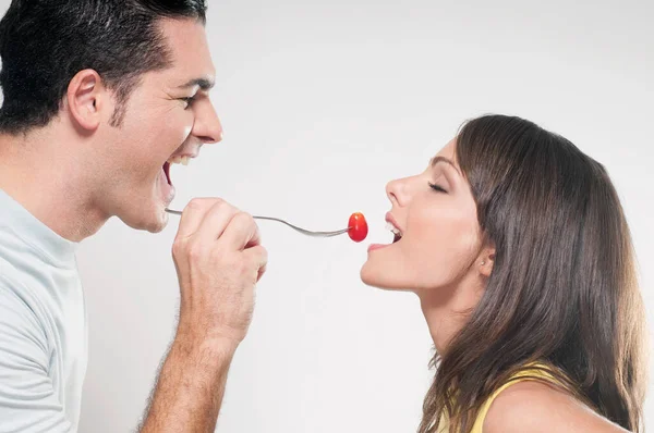 Pareja Joven Comiendo Alimentos Saludables Cocina —  Fotos de Stock