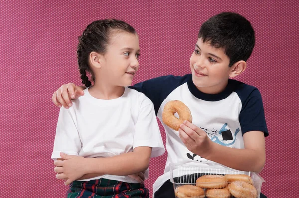 Twee Kinderen Die Donuts Eten Keuken — Stockfoto