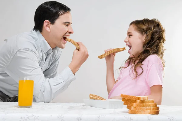 若いカップルが家で朝食を食べ — ストック写真