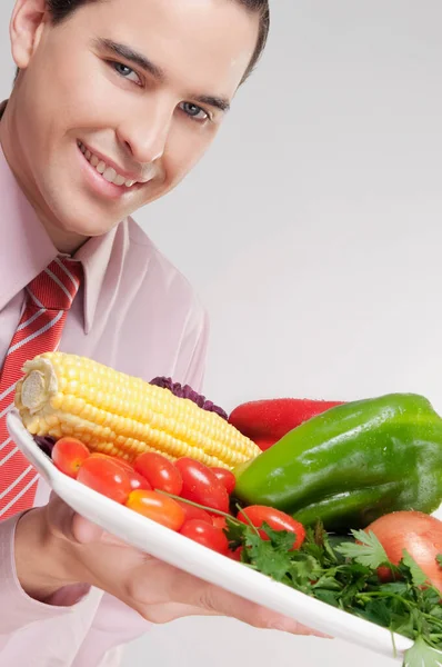 野菜や果物を持った若い男が — ストック写真