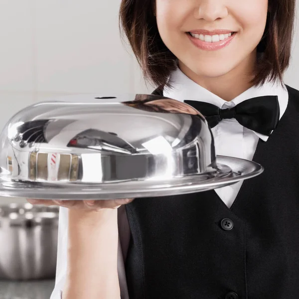 Mujer Joven Sosteniendo Una Bandeja Café — Foto de Stock