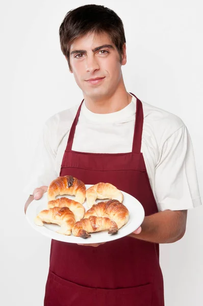 Junger Mann Mit Einem Laib Brot Auf Weißem Hintergrund — Stockfoto