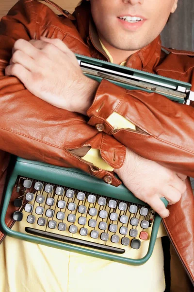 Joven Con Una Máquina Escribir — Foto de Stock