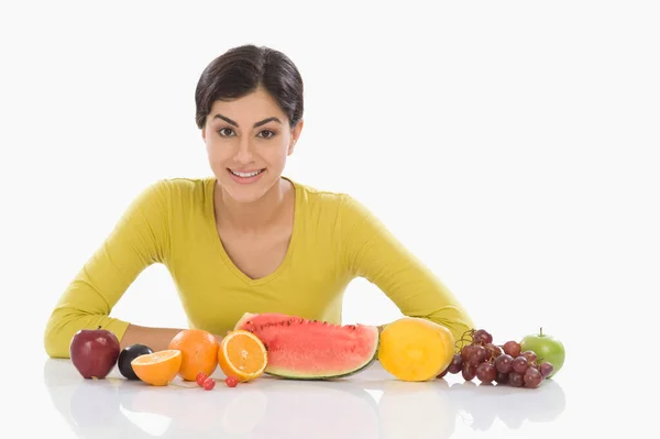 Junge Frau Mit Obst Und Gemüse — Stockfoto