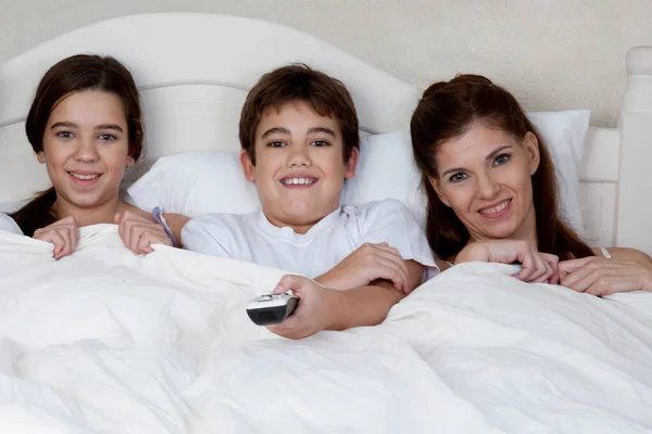 Boldog Család Fekszik Ágyban Gyermekeivel — Stock Fotó