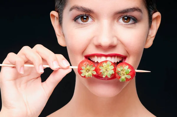 Jeune Femme Aux Lèvres Rouges Mangeant Des Fruits Frais Gros — Photo