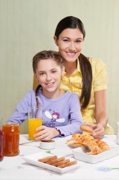 Gelukkig Gezin Ontbijten Samen Thuis — Stockfoto