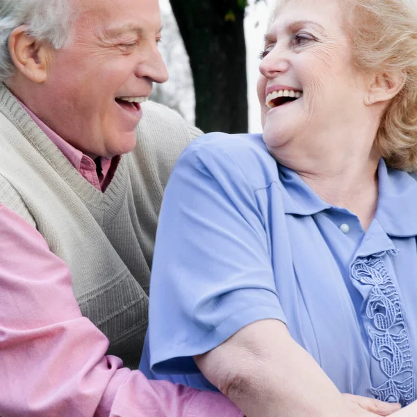 Porträtt Ett Lyckligt Äldre Par — Stockfoto