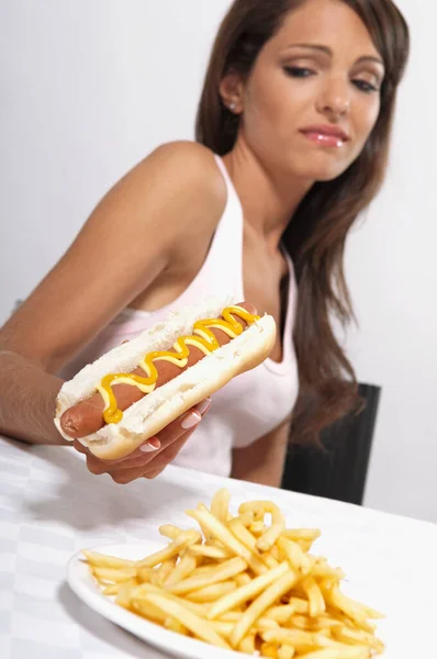 Vrouw Eten Hamburger Met Friet Franse Bulldog — Stockfoto