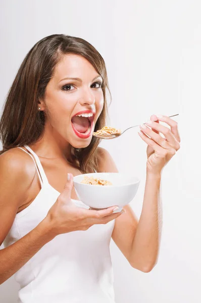 Mujer Joven Comiendo Cereal Mirando Cámara —  Fotos de Stock