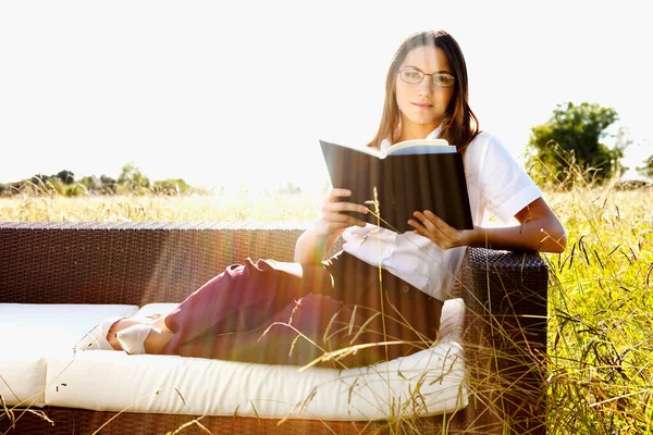 Junge Frau Liest Buch Park — Stockfoto