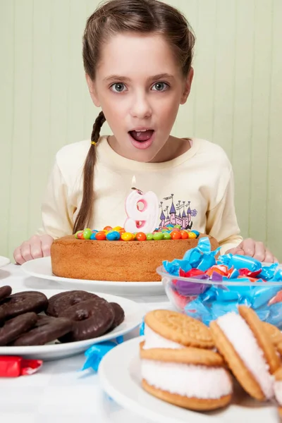 ケーキを持った女の子 — ストック写真