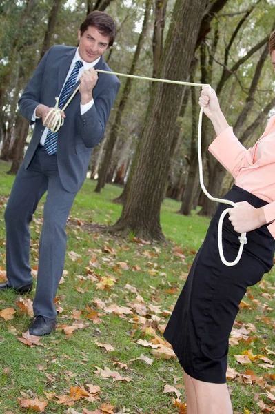 Jong Paar Spelen Met Een Viool — Stockfoto