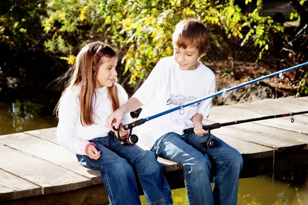 Ragazzino Ragazza Pesca Sul Lago — Foto Stock