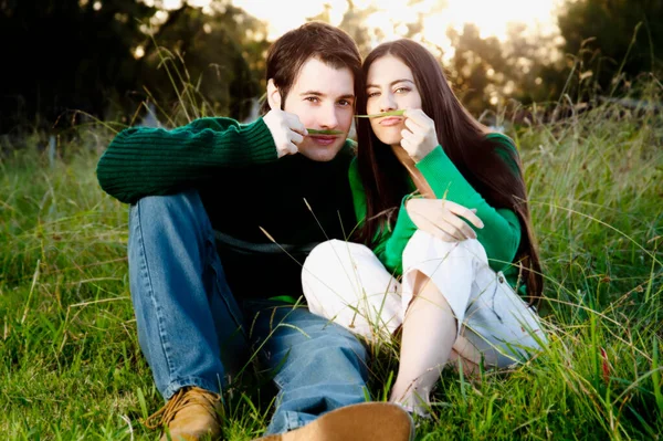 Jeune Couple Amoureux Assis Sur Herbe Regardant Caméra — Photo