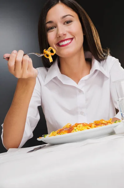 Bela Jovem Mulher Comendo Salada Com Uma Tigela Legumes Frescos — Fotografia de Stock