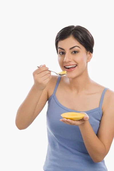 Ung Kvinna Äter Banan Och Tittar Kameran — Stockfoto