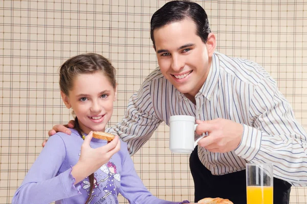 キッチンにコーヒーと朝食がある幸せな若いカップル — ストック写真