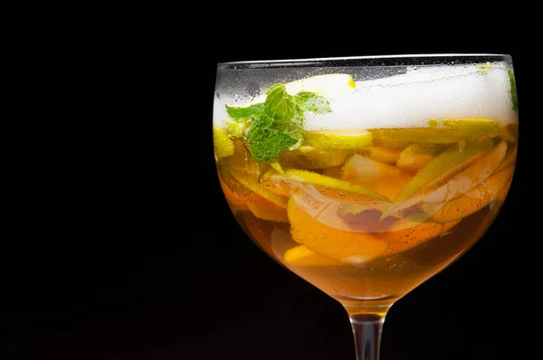 Cocktail Met Citroen Munt Zwarte Achtergrond — Stockfoto