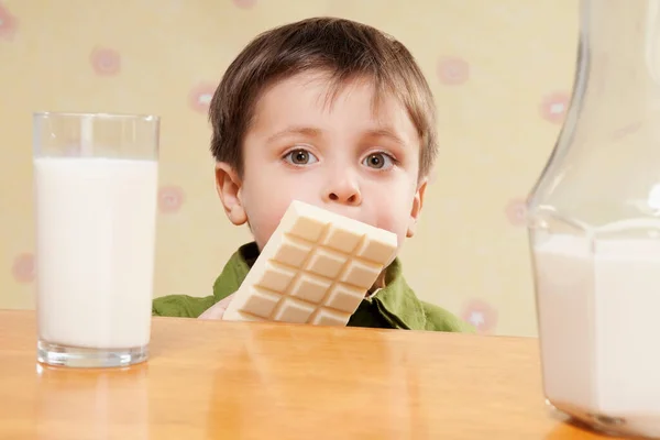 Kleiner Junge Mit Einem Glas Milch Und Einer Tasse Kaffee — Stockfoto