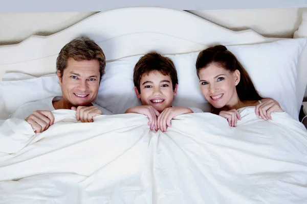 Boldog Család Fekszik Ágyban Hálószobában — Stock Fotó