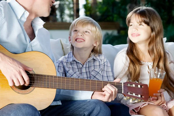 Young Couple Playing Guitar Outdoors — Stock Photo, Image