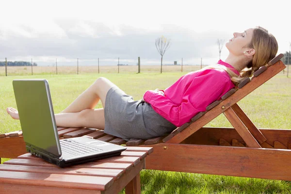 Vrouw Zittend Bank Het Gebruik Van Laptop Stockfoto