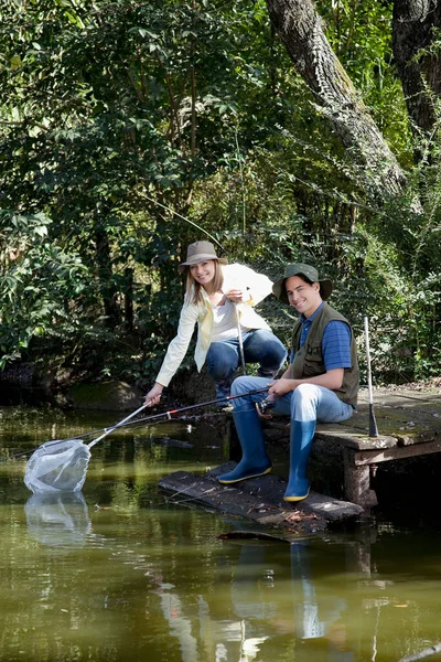 Giovane Coppia Pesca Nel Fiume — Foto Stock