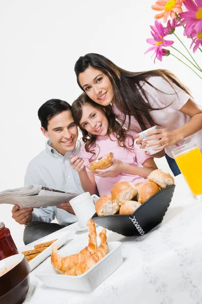 Familia Feliz Desayunando Juntos Casa — Foto de Stock