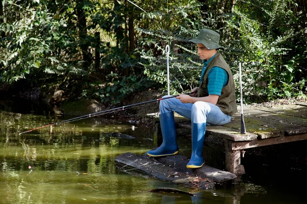 Pescatore Pesca Sul Lago — Foto Stock