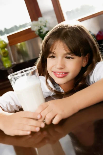 Porträt Eines Süßen Kleinen Mädchens Das Milch Trinkt — Stockfoto