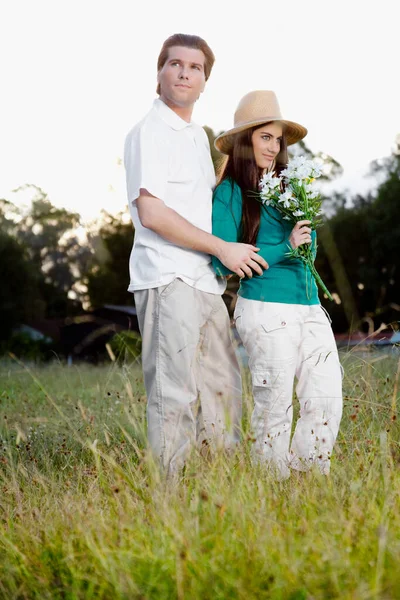 Joven Pareja Enamorada Campo —  Fotos de Stock